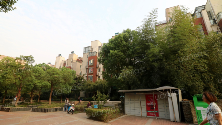 东郊小镇第一街区外景图