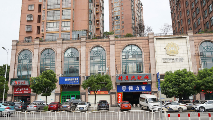 财富广场外景图