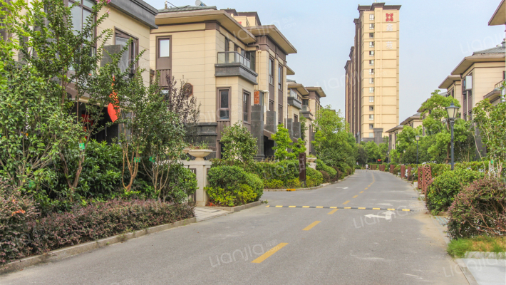 湖居世家外景图