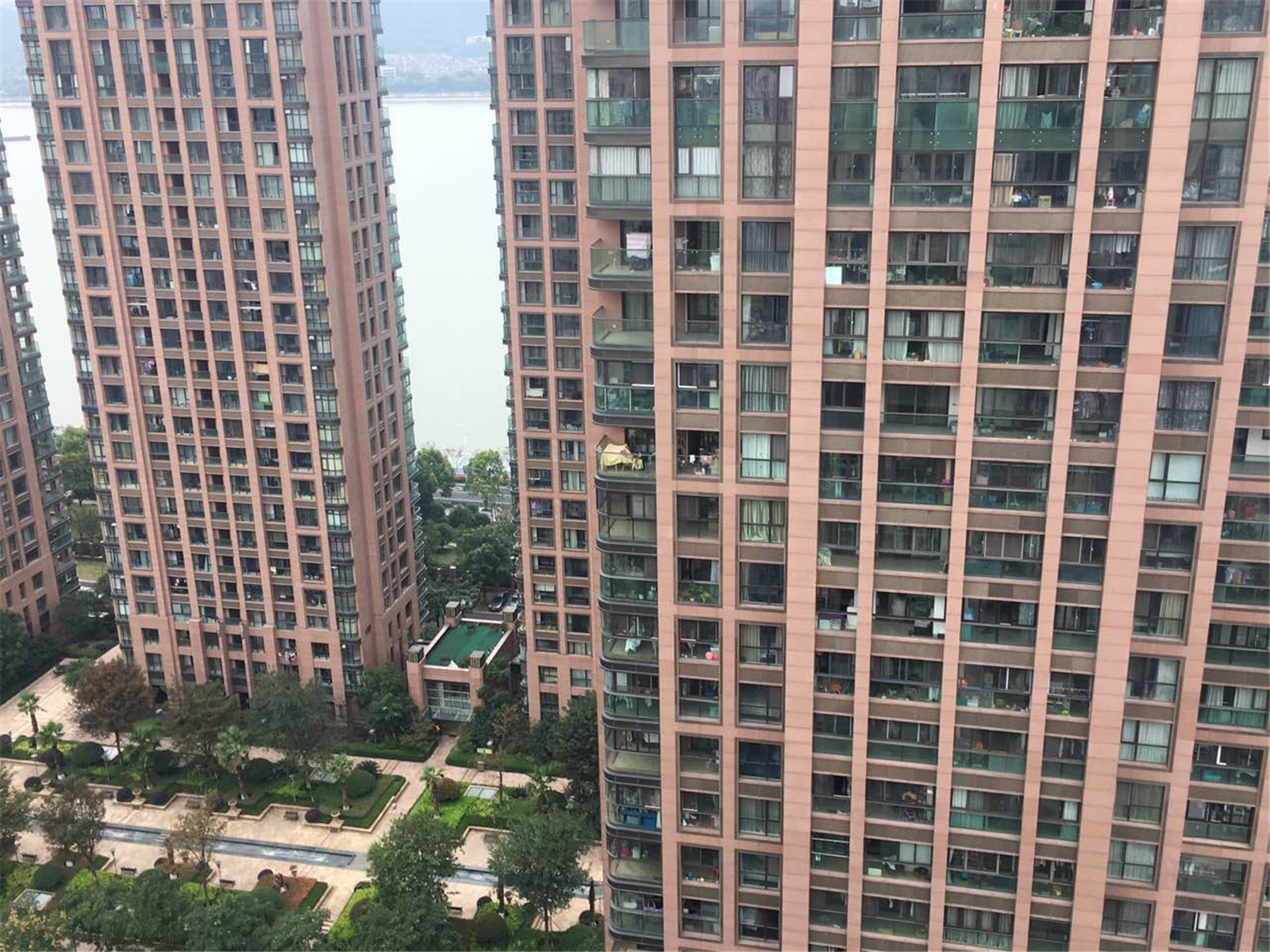 Rainbow Luxury compound photo 14