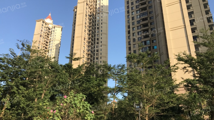 鸿泰海半山外景图