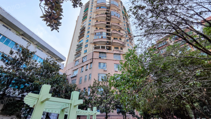 翡翠大厦外景图