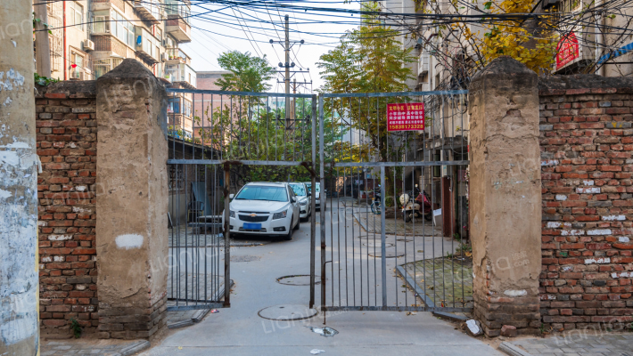 勤劳街甲院外景图