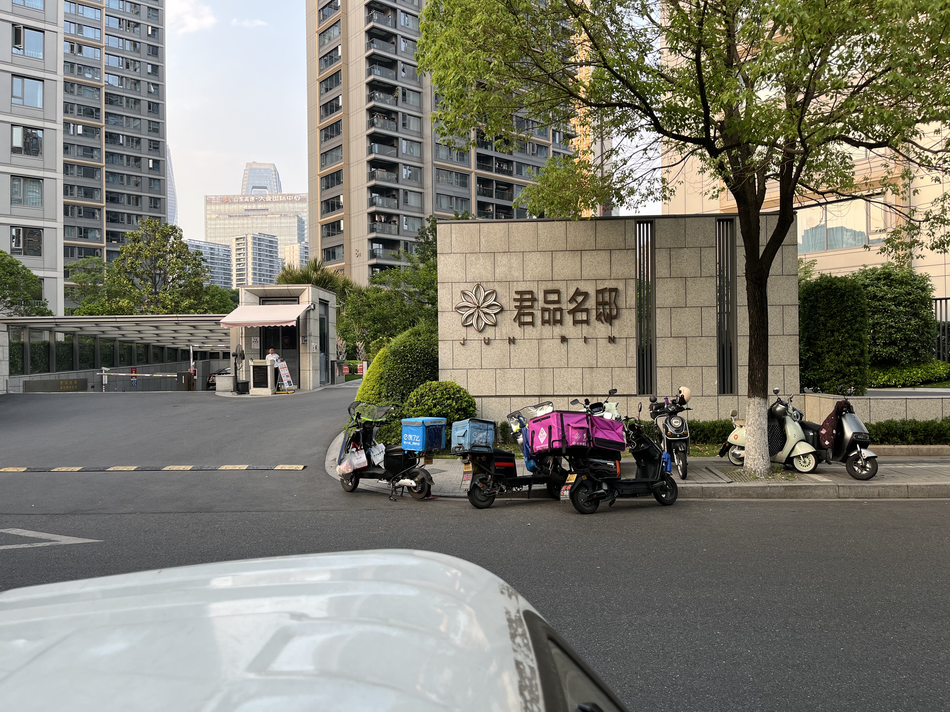 Noble Mansion  compound photo 2