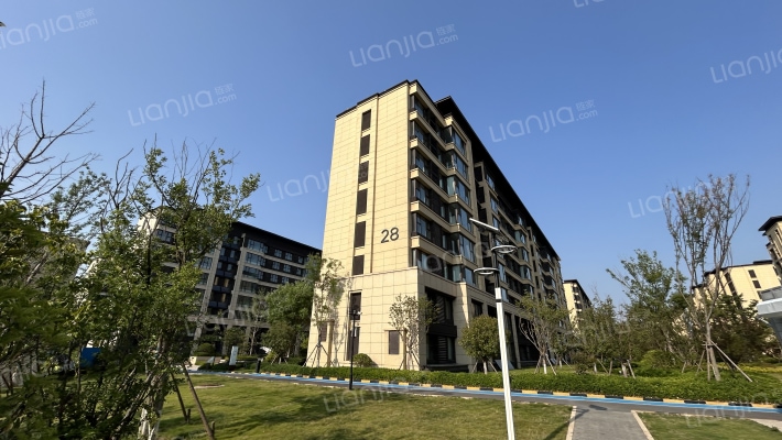 鲁商学府外景图