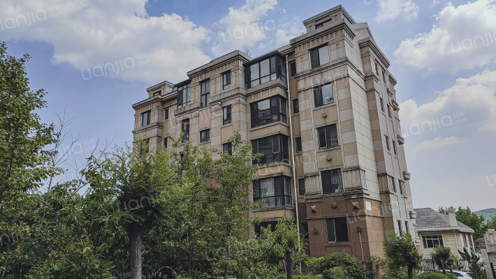 正鸿富贵南山外景图