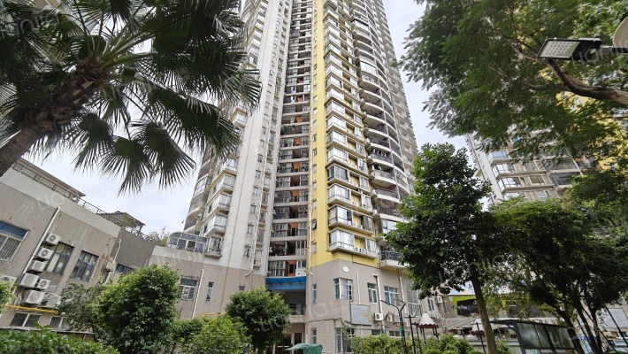 中惠山畔名城外景图