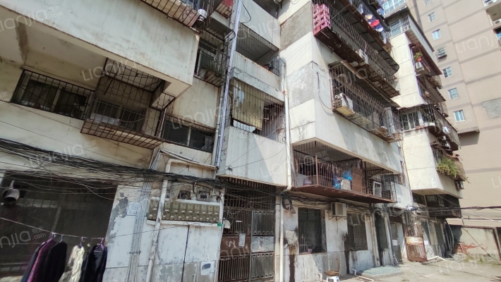 纸坊房产服务中心宿舍楼外景图