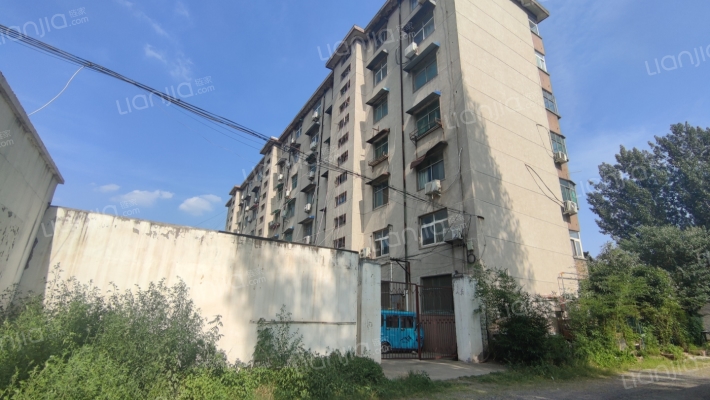 八一厂家属院外景图