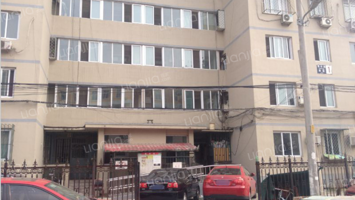 青年湖南里外景图