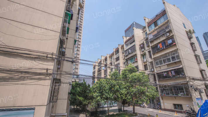 春雨花园外景图