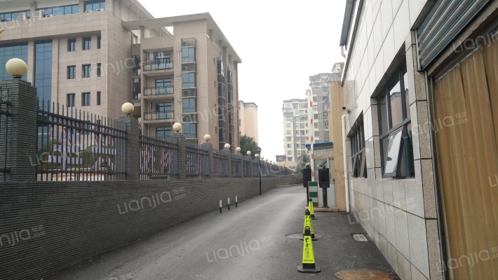 圣湖南庭外景图