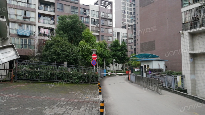 圣湖上城外景图