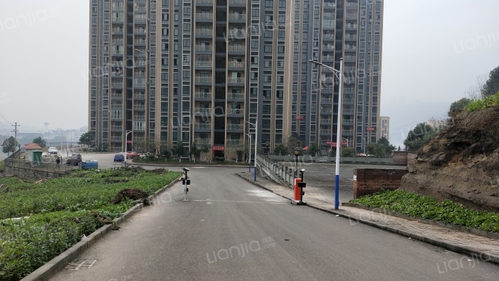 万州区龙都岩上村廉租房外景图