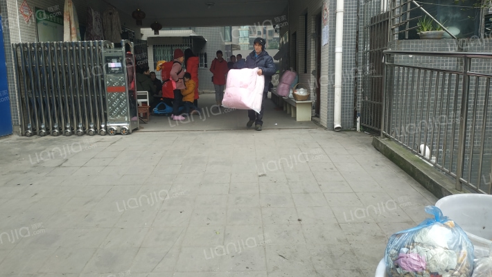 天鹅湖岸外景图