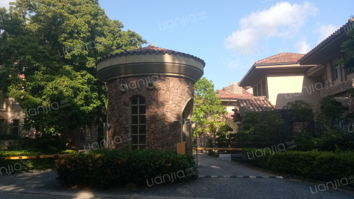 雍泉度假山庄畔山林语外景图