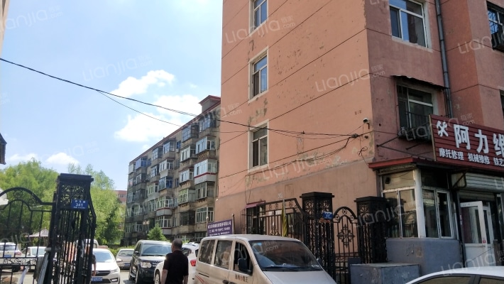 大炼油家属楼外景图