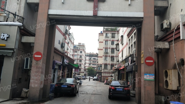 西门南村外景图