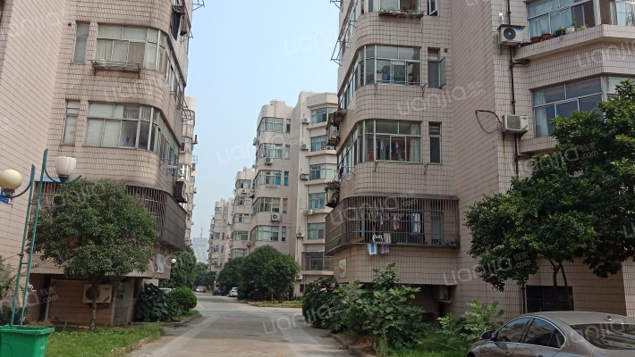 阳光花园小区外景图