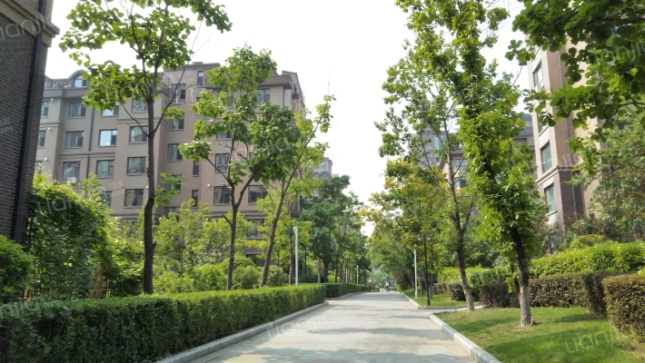 卢瓦尔小镇外景图