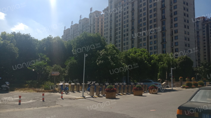 山湾水榭外景图