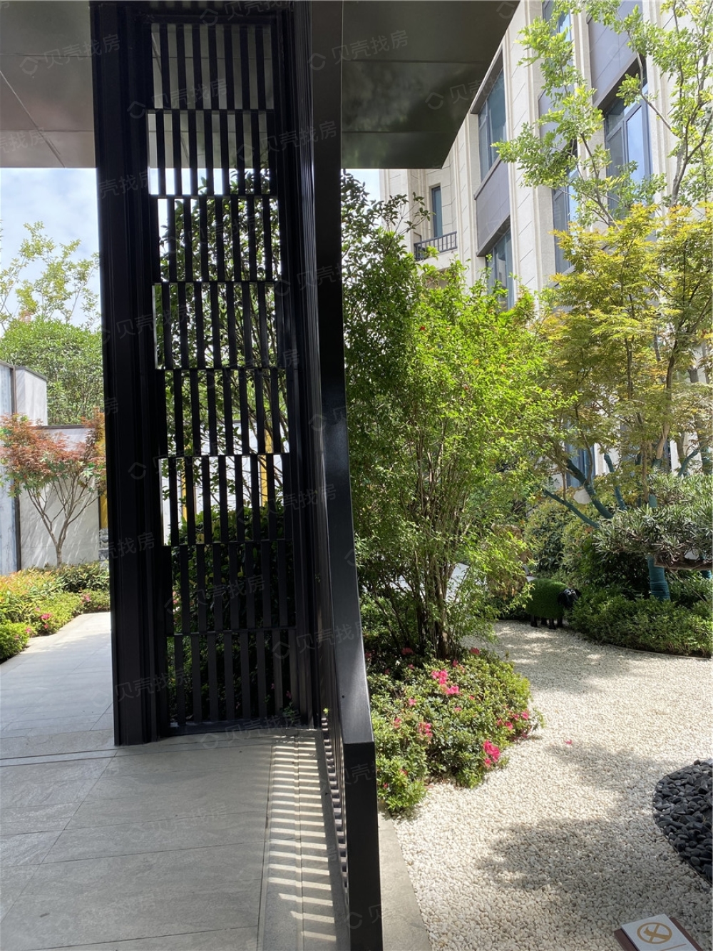 荣盛书香府邸西区公园里