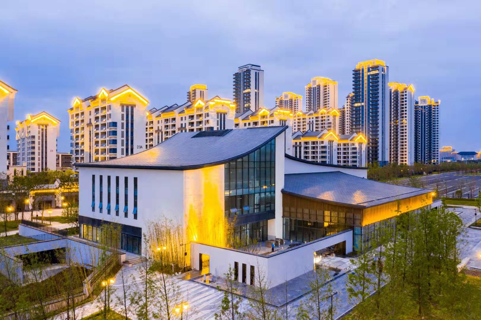 武汉军运村位于武汉市江夏区黄家湖大道.