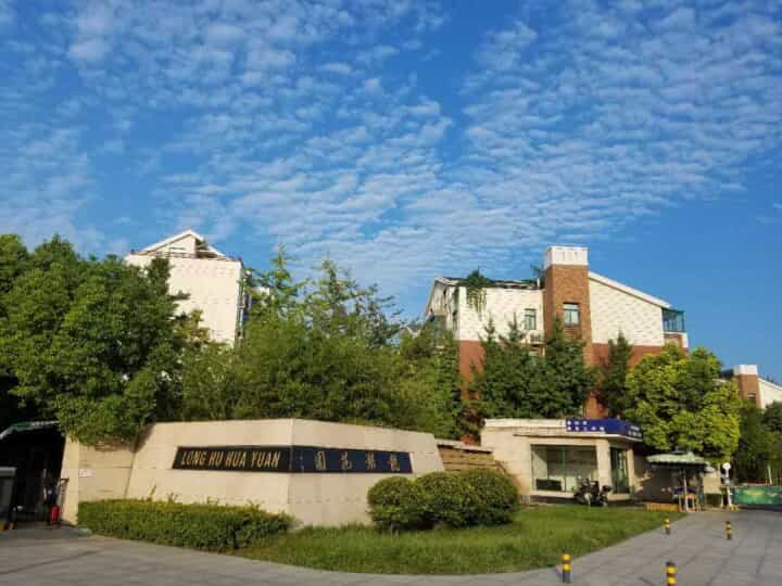 龙湖花园电梯精装顶层加一层有阳光房诚售_郑州龙湖花园二手房4室2厅