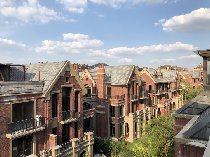 网红小区英伦都铎风格,樱花浪漫漫步夕阳下的居家归处