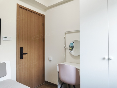 合租·绿地中央广场六期 4居室 东卧