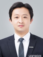 黄占年
