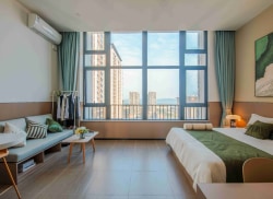 独栋·冠寓 珠海北站店 复工优惠200！近海边！珠海北站旁 步行至华润总部 5米落地窗  带厨房 超大收纳空间 开间_天地源上唐府租房