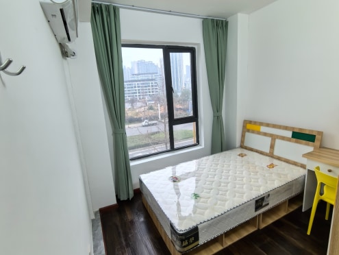 合租·花样年龙年中心三期 5居室 南卧