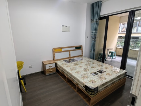 合租·花样年龙年中心三期 5居室 南卧