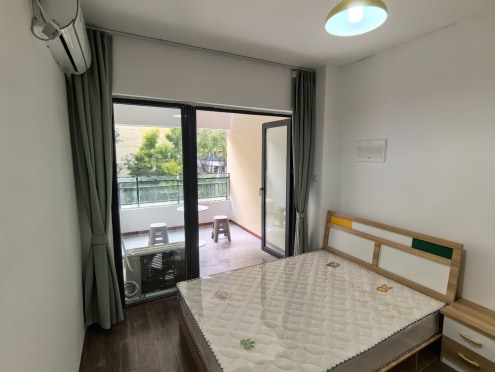 合租·花样年龙年中心三期 5居室 跃层