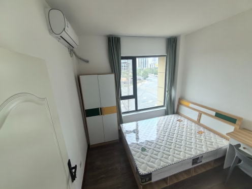 合租·花样年龙年中心三期 5居室 跃层