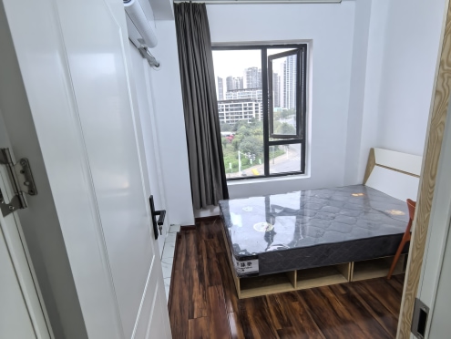 合租·花样年龙年中心三期 5居室 跃层