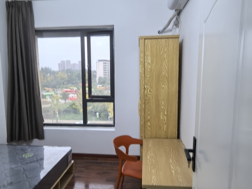 合租·花样年龙年中心三期 5居室 跃层