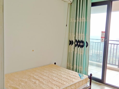 合租·花样年龙年国际中心 5居室 南卧