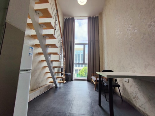 独栋·名泰 盛泽店 复式落地窗豪华A户型免费停车 1室1厅