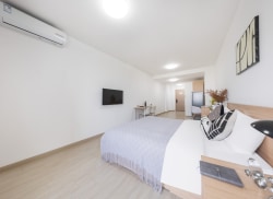 独栋·励业公寓 励业公寓烟台天津南路富士康店 限时特惠，阳台房精装修，一居室标准大床房 开间_励业公寓租房