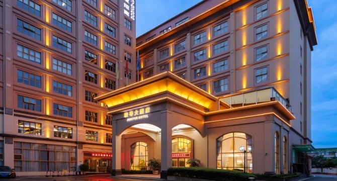 骏粤南村万博地铁站店