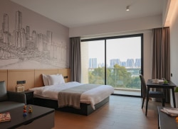 独栋·楽隅公寓 BiuHouse楽隅（广州大学城店） 会员专享2月租金减半大优惠，豪华江景一房，豪华装修采光好！全景落地窗 1室1厅_Biu楽隅租房