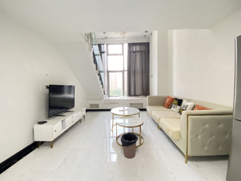 独栋·佑城地产 禹洲广场沿海店 特价房源 可短租月付 精装复式 出门就地铁。 1室1厅