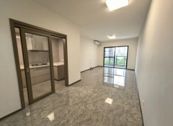 独栋·华庭公寓 峰景湾店 近菜市场 品牌家电 双阳台 民用水电 小区式住宅  地下停车  可养宠物 3室2厅_华发峰景湾租房