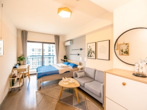 独栋·龙湖冠寓 成都西宸原著店 【长租立减500特惠】精装阳台房！落地窗可拎包入住！0中介！近十所二十九所，企业折上折 开间