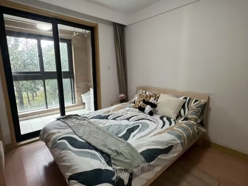 独栋·泊寓 菁英公寓店 【宝藏两居.】朝南户型，商场、电车举步可达，民水民电超安心 2室1厅