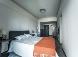 独栋·越秀星寓 珠江新城店 【近高德置地广场】长租好房丨3号线/5号线/10号线三地铁丨精装单间阳台房丨押一付一民电 03 开间_利汇名悦大厦租房