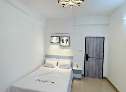 独栋·迪寓 万达广场店 近万达广场府，单间，家具齐全，价格美丽 开间_周仁村租房