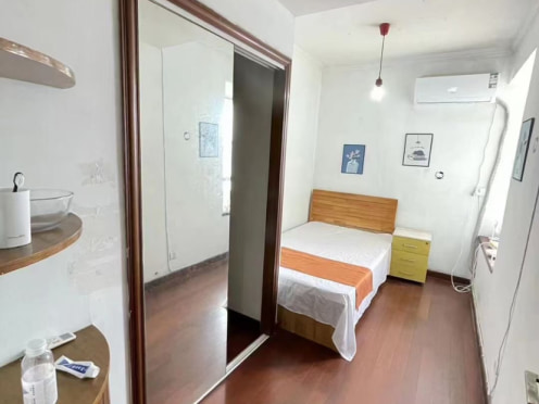 合租·龙西路28号 5居室 北卧